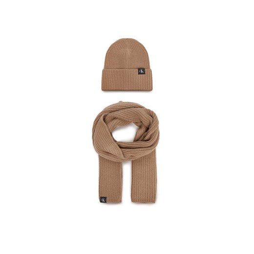 Calvin Klein Jeans Zestaw Szalik i Czapka Monogram Rib Scarf Beanie Set IU0IU00638 Brązowy ze sklepu MODIVO w kategorii Komplety czapka i szalik damskie - zdjęcie 185912932