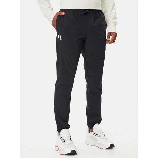 Under Armour Spodnie dresowe UA Vibe Woven 1386557 Czarny Regular Fit ze sklepu MODIVO w kategorii Spodnie męskie - zdjęcie 185913192