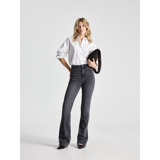 Reserved - Jeansy flare bootcut - szary ze sklepu Reserved w kategorii Jeansy damskie - zdjęcie 185921314