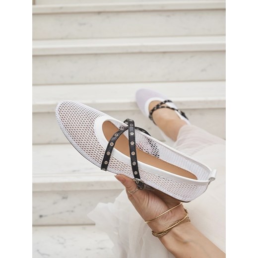 Baleriny Royalfashion Calista Bianca – siateczkowe białe buty damskie z czarnymi paskami ze sklepu royalfashion.pl w kategorii Balerinki - zdjęcie 185923251