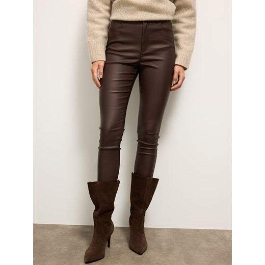 Mohito - Woskowane czekoladowe spodnie - ciemnobrązowy Mohito 44 Mohito
