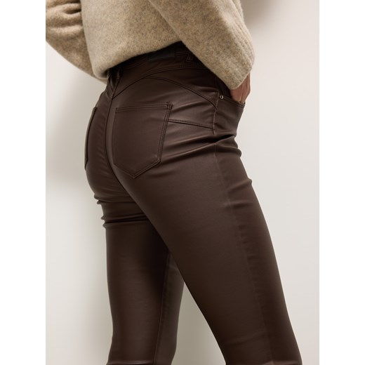 Mohito - Woskowane czekoladowe spodnie - ciemnobrązowy Mohito 44 Mohito