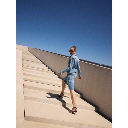 Mohito - Kurtka jeansowa z zamkiem - niebieski ze sklepu Mohito w kategorii Kurtki damskie - zdjęcie 185925764