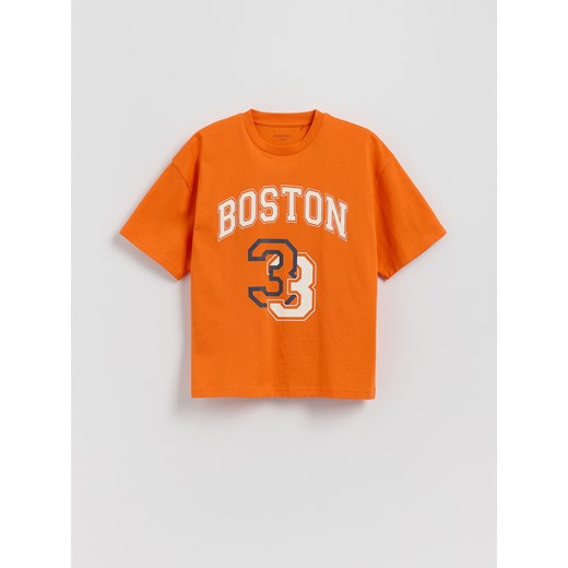 Reserved - Bawełniany t-shirt z nadrukiem - pomarańczowy - id: 032FH-23X - marki Reserved - 185928344 Reserved - Bawełniany t-shirt z nadrukiem - pomarańczowy ze sklepu Reserved w kategorii T-shirty chłopięce - zdjęcie 185928344