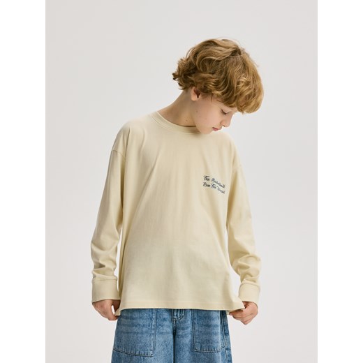 Reserved - Bawełniany longsleeve z nadrukiem - złamana biel - id: 047FI-01X - marki Reserved - 185928773 Reserved - Bawełniany longsleeve z nadrukiem - złamana biel ze sklepu Reserved w kategorii T-shirty chłopięce - zdjęcie 185928773