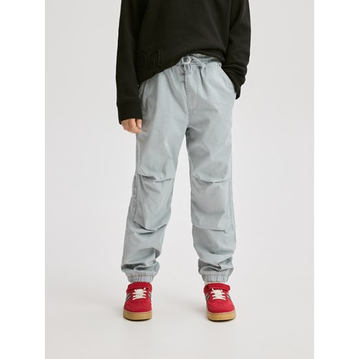 Reserved - Bawełniane spodnie jogger - jasnoszary ze sklepu Reserved w kategorii Spodnie chłopięce - zdjęcie 185929972
