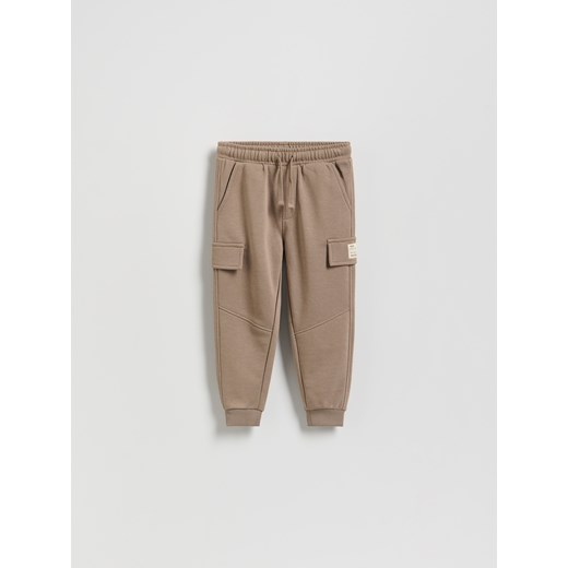 Reserved - Bawełniane joggery - brązowy - id: 155FI-84X - marki Reserved - 185930674 Reserved - Bawełniane joggery - brązowy ze sklepu Reserved w kategorii Spodnie chłopięce - zdjęcie 185930674