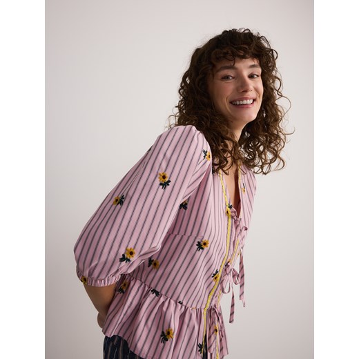 Reserved - Wiązana bluzka z haftem - wielobarwny ze sklepu Reserved w kategorii Bluzki damskie - zdjęcie 185932623