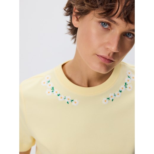 Reserved - T-shirt z haftem - kremowy ze sklepu Reserved w kategorii Bluzki damskie - zdjęcie 185932772