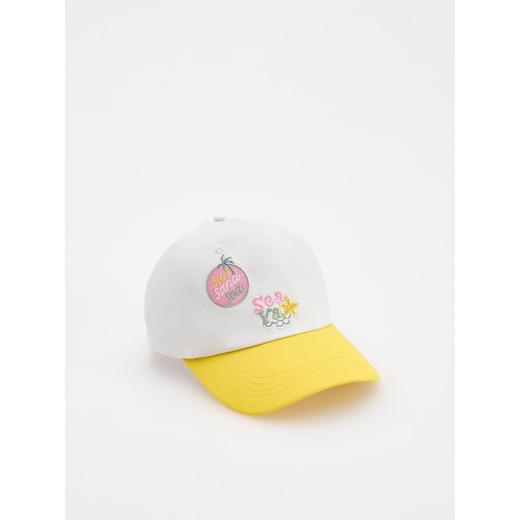 Reserved - Czapka z daszkiem z haftem - złamana biel ze sklepu Reserved w kategorii Czapki dziecięce - zdjęcie 185934760