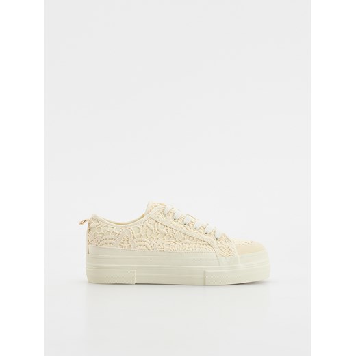 Reserved - Sneakersy na wyższej podeszwie - złamana biel ze sklepu Reserved w kategorii Trampki damskie - zdjęcie 185935262