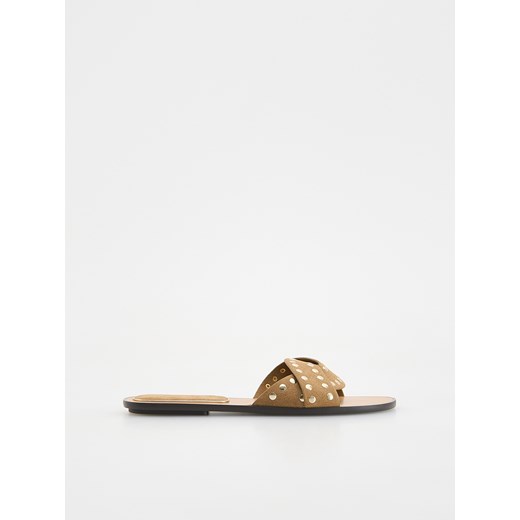 Reserved - Zamszowe klapki z okuciami - beżowy ze sklepu Reserved w kategorii Klapki damskie - zdjęcie 185935710