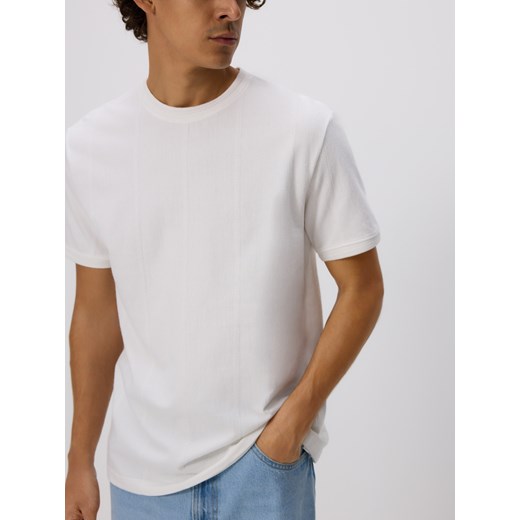 Reserved - Strukturalny t-shirt comfort fit - złamana biel ze sklepu Reserved w kategorii T-shirty męskie - zdjęcie 185936300