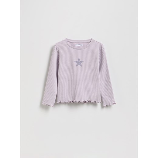 Reserved - Prążkowana koszulka z nadrukiem - lawendowy ze sklepu Reserved w kategorii Bluzki dziewczęce - zdjęcie 185936351