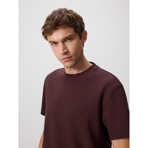 Reserved - Strukturalny t-shirt comfort fit - brązowy ze sklepu Reserved w kategorii T-shirty męskie - zdjęcie 185936382