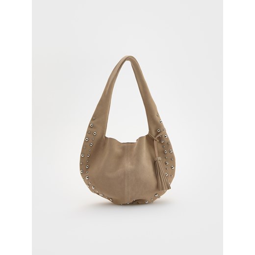 Reserved - Zamszowa torebka z ćwiekami i zawieszką - złamana biel Reserved ONE SIZE wyprzedaż Reserved