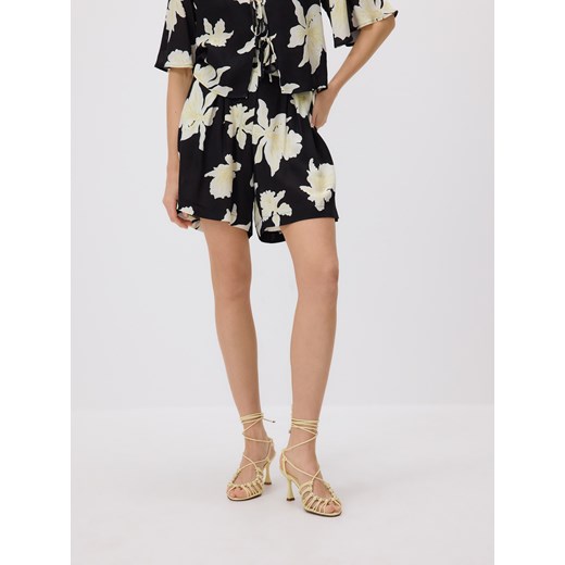 Reserved - Szorty z wiskozy - wielobarwny ze sklepu Reserved w kategorii Szorty - zdjęcie 185938801