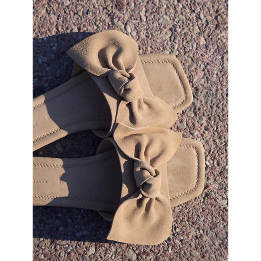 Reserved - Zamszowe klapki z kokardą - beżowy ze sklepu Reserved w kategorii Klapki damskie - zdjęcie 185939720