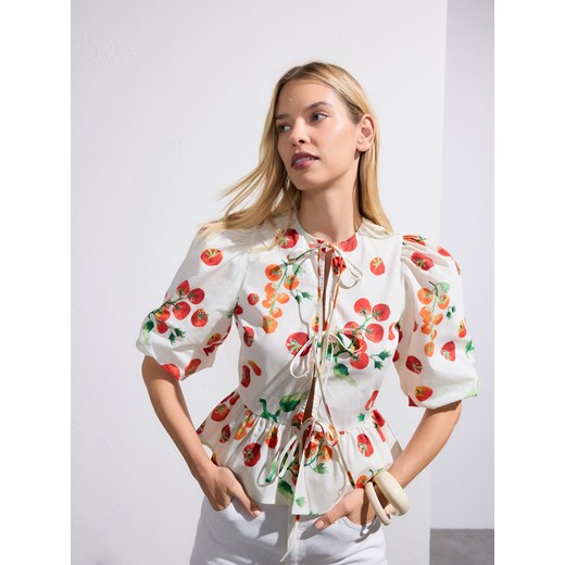 Reserved - Wiązana bluzka z baskinką - złamana biel ze sklepu Reserved w kategorii Bluzki damskie - zdjęcie 185940161