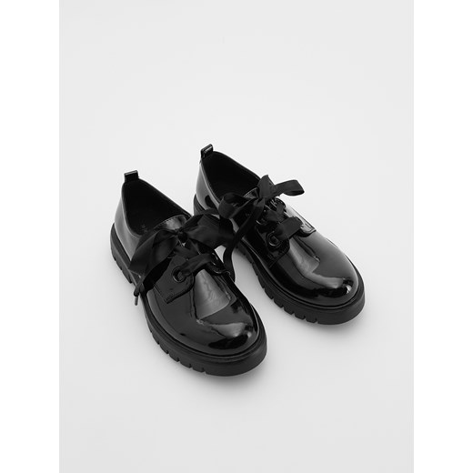 Reserved - Lakierowane loafersy - czarny ze sklepu Reserved w kategorii Półbuty dziecięce - zdjęcie 185940481