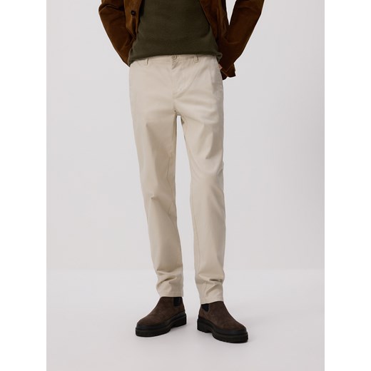 Reserved - Bawełniane spodnie chino slim - kremowy ze sklepu Reserved w kategorii Spodnie męskie - zdjęcie 185940972