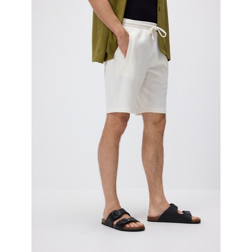 Reserved - Strukturalne szorty regular - złamana biel ze sklepu Reserved w kategorii Spodenki męskie - zdjęcie 185941502