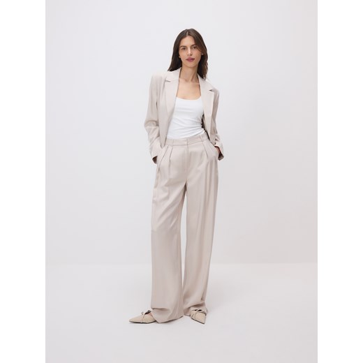 Reserved - Błyszczące spodnie z wiskozą - beżowy ze sklepu Reserved w kategorii Spodnie damskie - zdjęcie 185941940