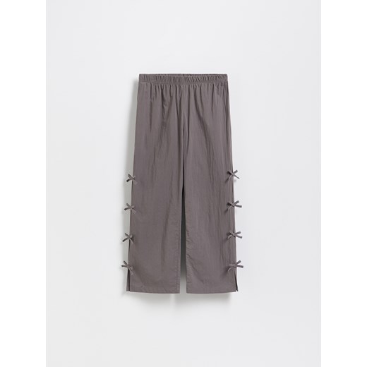 Reserved - Spodnie z wiązaniem na nogawkach - czarny ze sklepu Reserved w kategorii Spodnie dziewczęce - zdjęcie 185944373