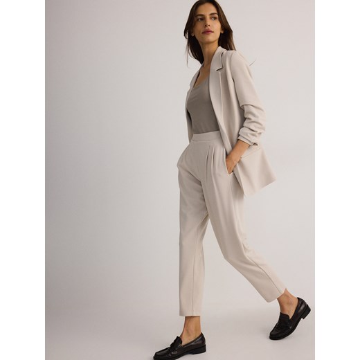 Reserved - Spodnie jogger z zakładkami - beżowy ze sklepu Reserved w kategorii Spodnie damskie - zdjęcie 185945484