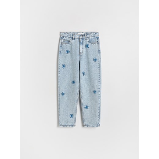 Reserved - Jeansy mom fit z aplikacjami 3D - niebieski ze sklepu Reserved w kategorii Spodnie dziewczęce - zdjęcie 185946191