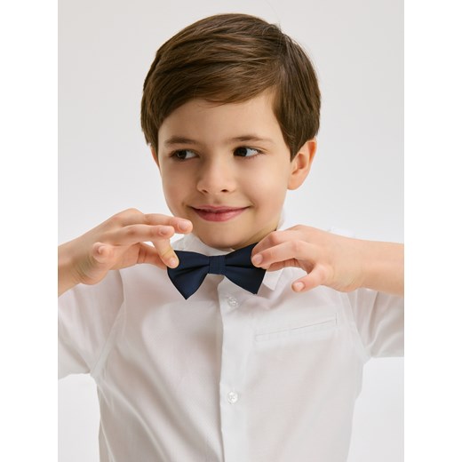 Reserved - Elegancka koszula z muchą - biały - id: 970CI-00X - marki Reserved - 185948324 Reserved - Elegancka koszula z muchą - biały ze sklepu Reserved w kategorii Koszule chłopięce - zdjęcie 185948324