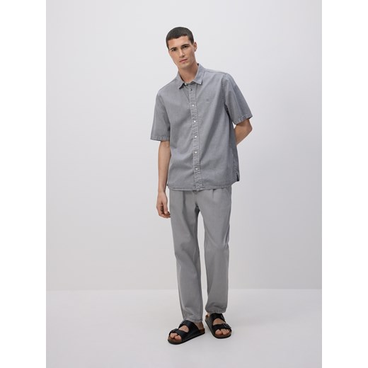 Reserved - Bawełniana koszula regular fit - jasnoszary ze sklepu Reserved w kategorii Koszule męskie - zdjęcie 185950473