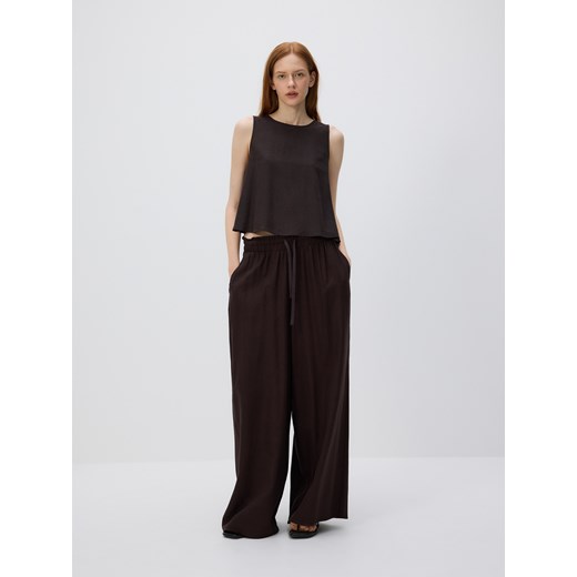 Reserved - Spodnie z domieszką lnu - ciemnobrązowy ze sklepu Reserved w kategorii Spodnie damskie - zdjęcie 185950971