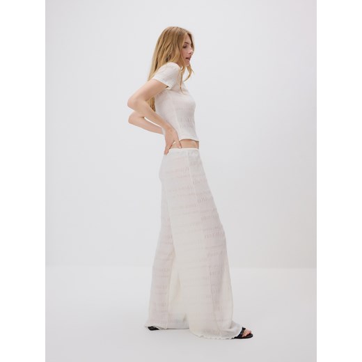 Reserved - Strukturalne spodnie - kremowy ze sklepu Reserved w kategorii Spodnie damskie - zdjęcie 185951252