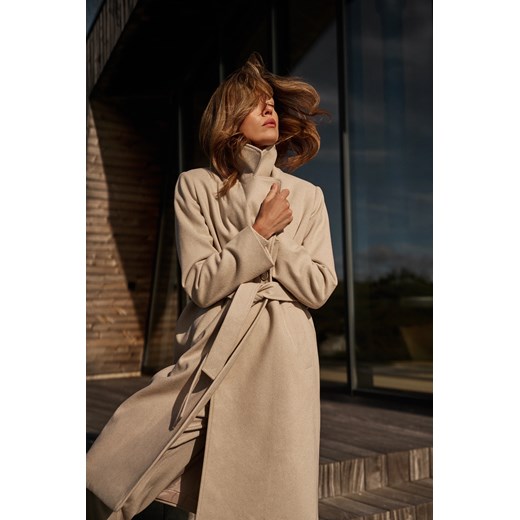 Płaszcz z paskiem beżowy ze sklepu Moodo.pl w kategorii Kurtki damskie - zdjęcie 185951940