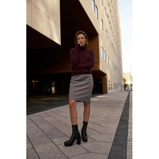 Ołówkowa spódnica szara ze sklepu Moodo.pl w kategorii Spódnice - zdjęcie 185951973