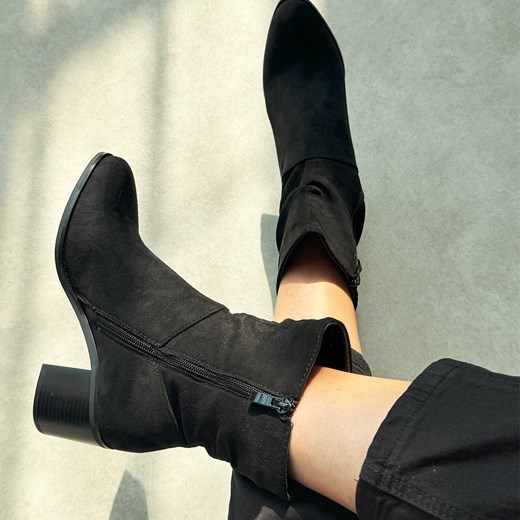 Czarne zamszowe botki damskie na obcasie M.Daszyński 2337-9 ze sklepu suzana.pl w kategorii Botki - zdjęcie 185971110