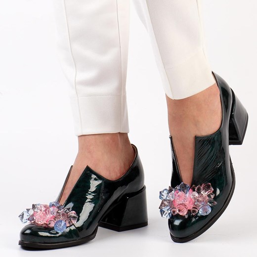 Zielone skórzane Polskie półbuty damskie z kryształami na obcasie Suza ze sklepu suzana.pl w kategorii Półbuty damskie - zdjęcie 185971440