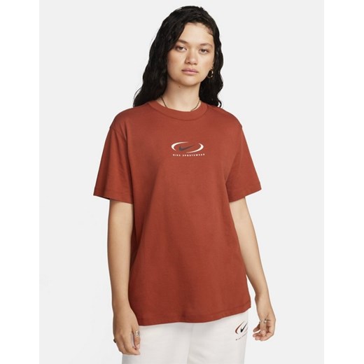 NIKE T-SHIRT NSW TEE BF PRNT SWSH ze sklepu JD Sports  w kategorii Bluzki damskie - zdjęcie 185976093