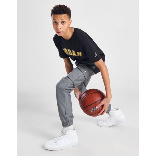JORDAN SPODNIE WVN JMPN CRGO GRY/WH B ze sklepu JD Sports  w kategorii Spodnie chłopięce - zdjęcie 185977054