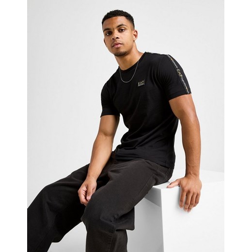 EMPORIO ARMANI 7 T-SHIRT TAPE BADGE T BLK ze sklepu JD Sports  w kategorii T-shirty męskie - zdjęcie 185981884