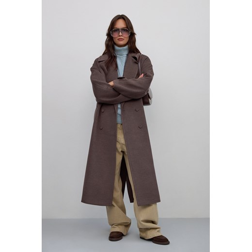 Estro: Brązowy dwurzędowy płaszcz damski wiązany w pasie z szerokimi klapami Estro S Estro