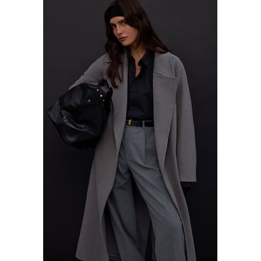 Estro: Szary płaszcz damski do kostek z wełną i szerokim kołnierzem - id: 15213046890844 - marki Estro - 185988101 Estro: Szary płaszcz damski do kostek z wełną i szerokim kołnierzem ze sklepu Estro w kategorii Płaszcze damskie - zdjęcie 185988101