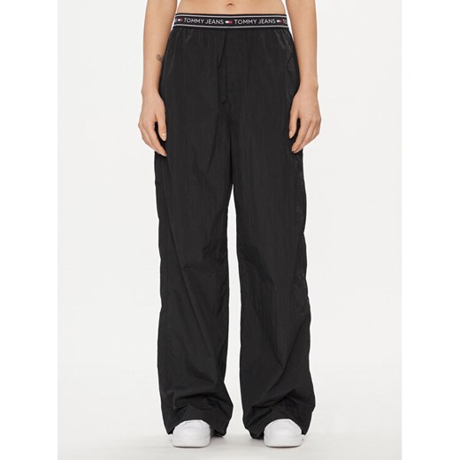 Tommy Jeans Spodnie dresowe DW0DW17316 Czarny Baggy Fit ze sklepu MODIVO w kategorii Spodnie damskie - zdjęcie 185995354