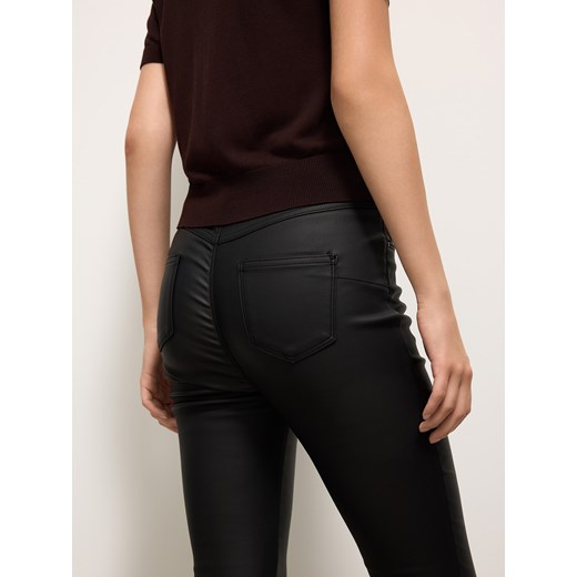 Mohito - Woskowane spodnie - czarny Mohito 36 Mohito