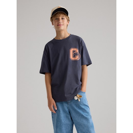 Reserved - Bawełniany t-shirt z nadrukiem - granatowy ze sklepu Reserved w kategorii T-shirty chłopięce - zdjęcie 185999231
