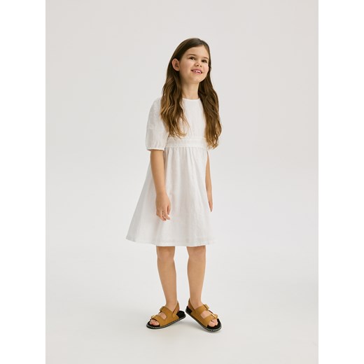 Reserved - Sukienka z haftem - złamana biel Reserved 140 (9 lat) okazyjna cena Reserved