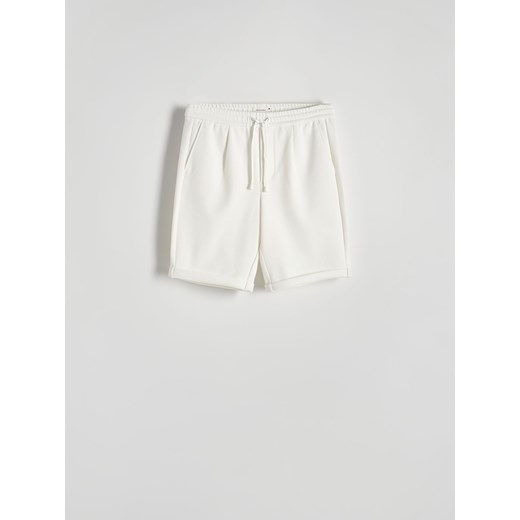 Reserved - Szorty regular fit - złamana biel ze sklepu Reserved w kategorii Spodenki męskie - zdjęcie 185999783
