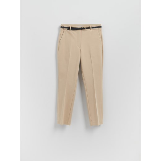 Reserved - Spodnie cygaretki z paskiem - beżowy ze sklepu Reserved w kategorii Spodnie damskie - zdjęcie 185999970