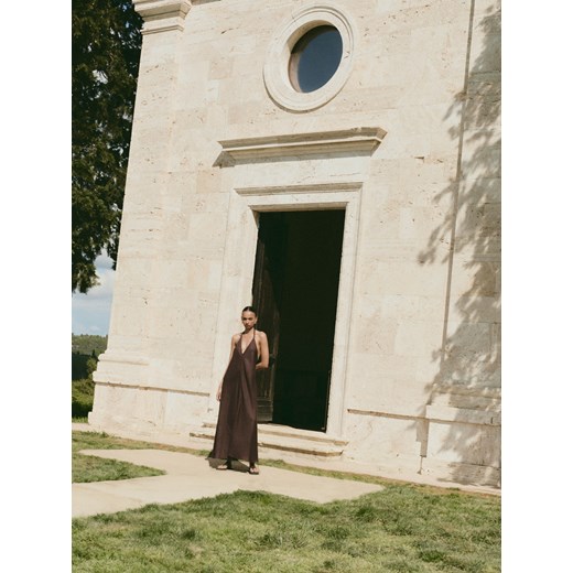 Reserved - Lniana sukienka midi - ciemnobrązowy ze sklepu Reserved w kategorii Sukienki - zdjęcie 186001560